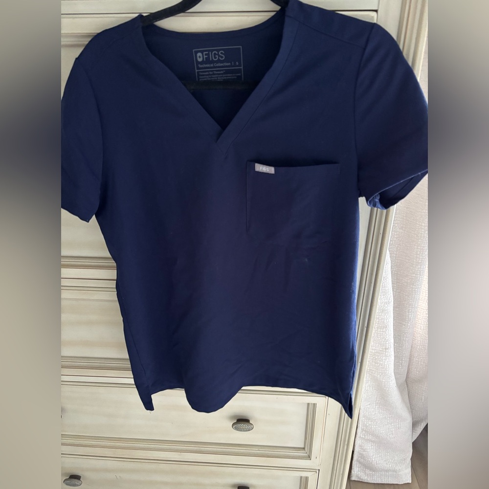 FIGS Women’s Navy V-Neck Stub Top - Small